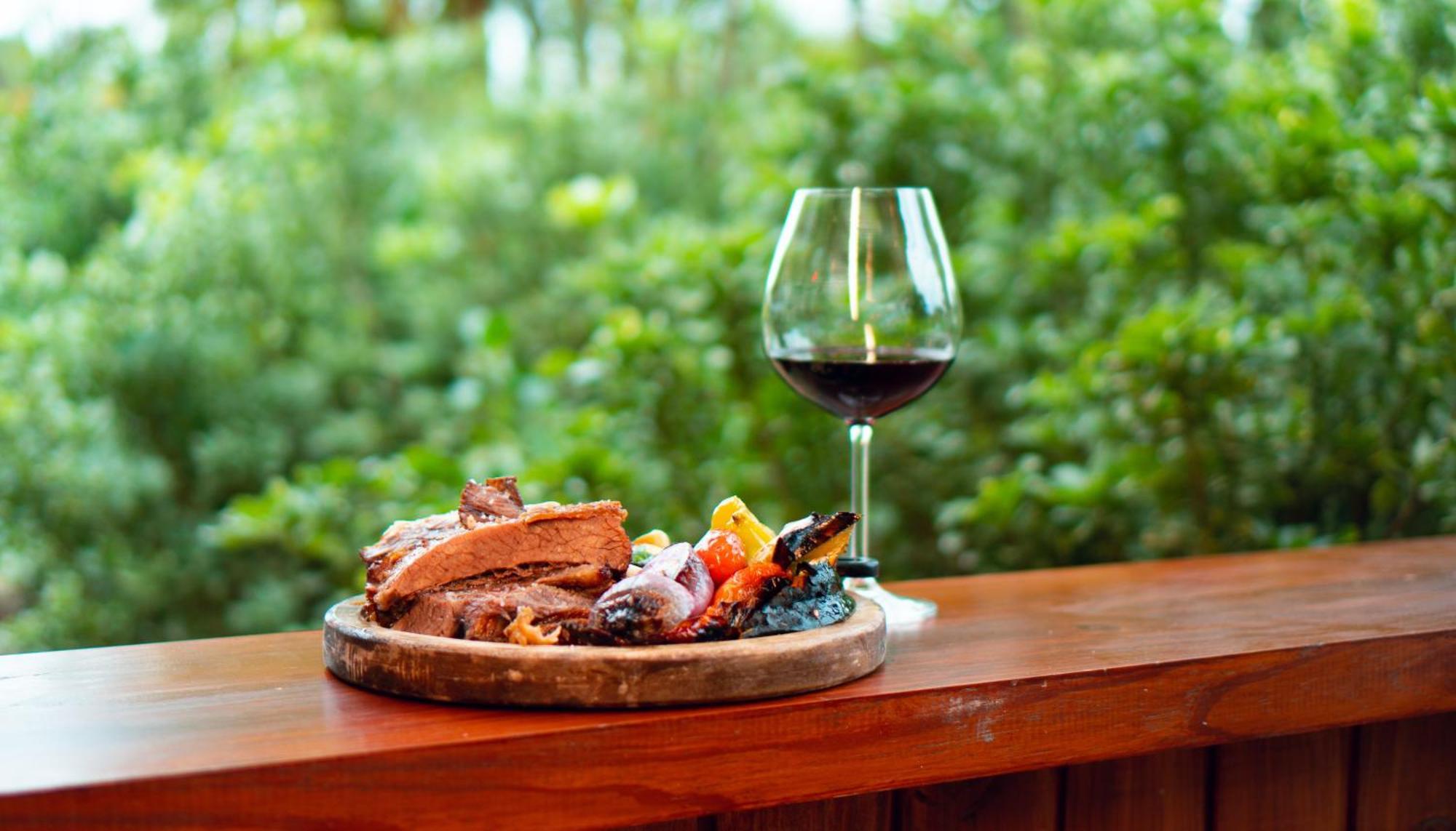 Mabu Thermas Grand Resort Foz do Iguaçu Exterior foto A glass of wine with a plate of food
