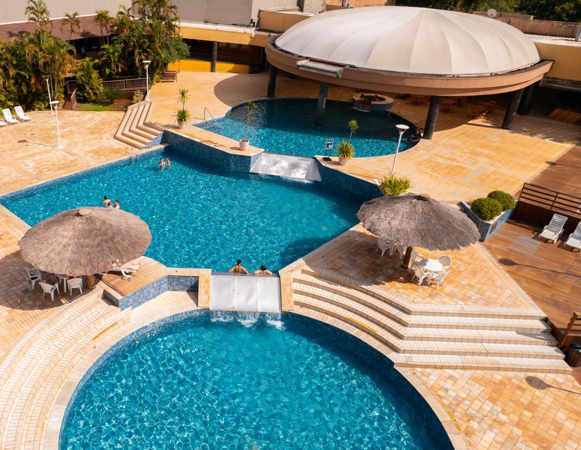 Mabu Thermas Grand Resort Foz do Iguaçu Exterior foto The swimming pool at the hotel