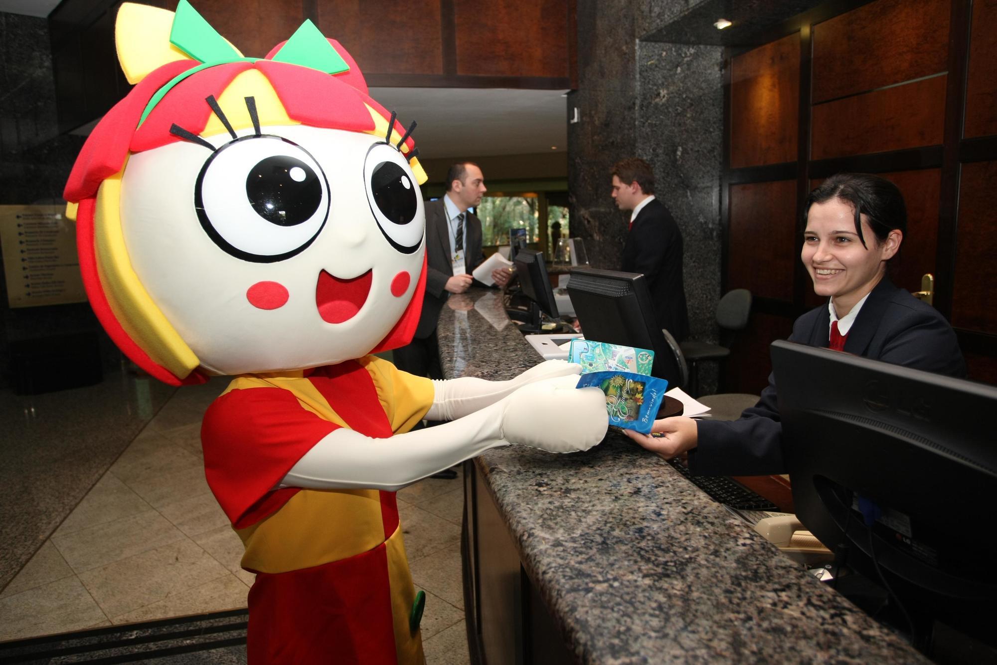 Mabu Thermas Grand Resort Foz do Iguaçu Exterior foto The mascot of the 2011 Pan American Games, Maya, at the Sheraton Hotel in Lima, Peru.